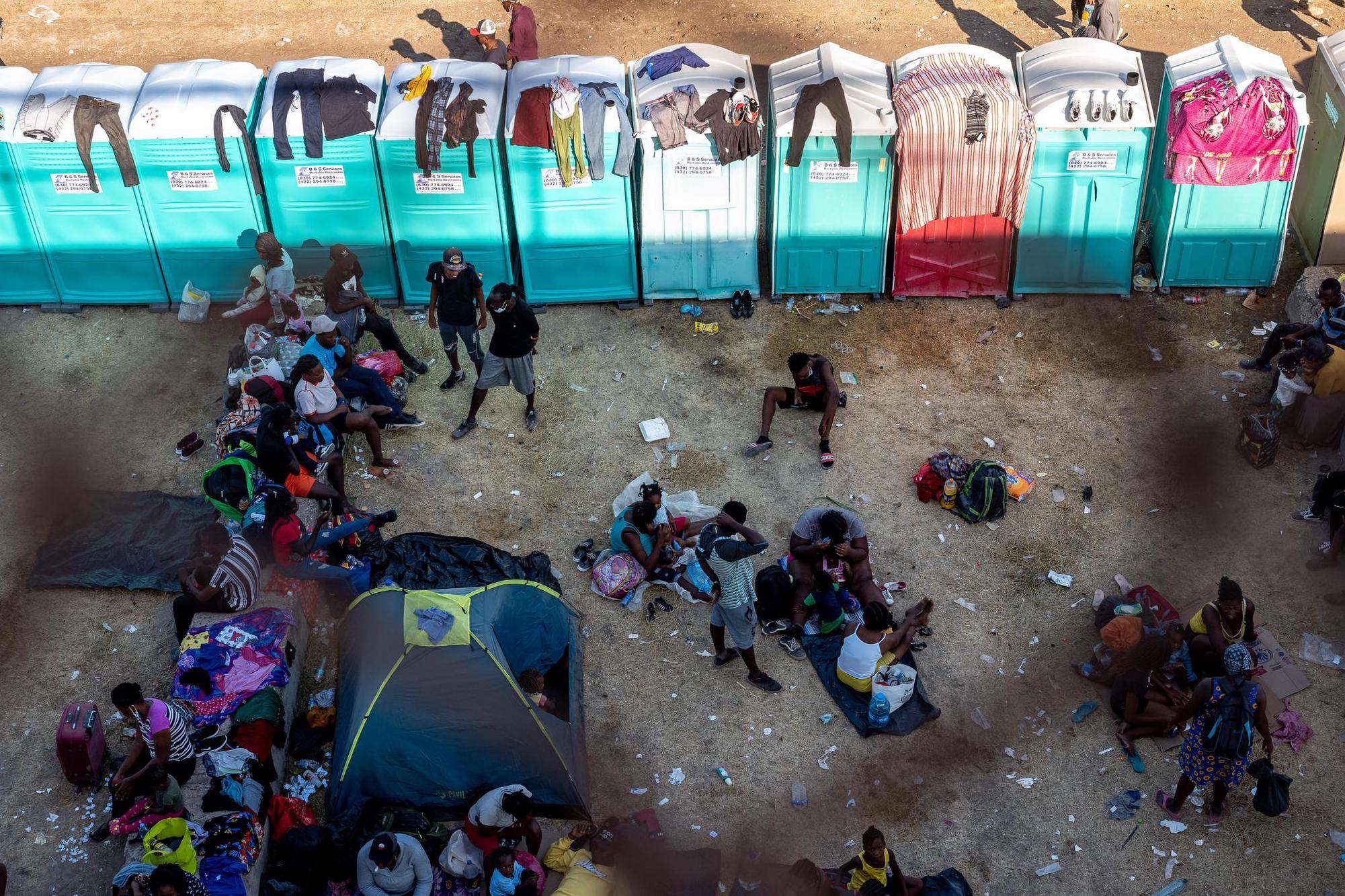 Plus de 10 000 migrants campent sous un pont au sud des États-Unis