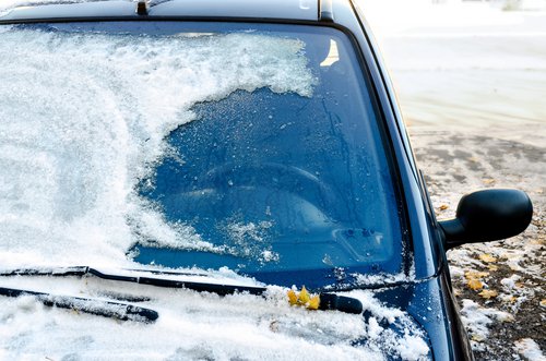 La nationalité suisse refusée aux travailleurs étrangers qui dégivrent mal les vitres de leur voiture La nationalité suisse refusée aux travailleurs étrangers qui dégivrent mal les vitres de leur voiture