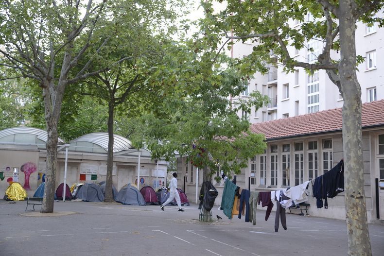 Dans une école désaffectée de Paris, l'attente de jeunes migrants