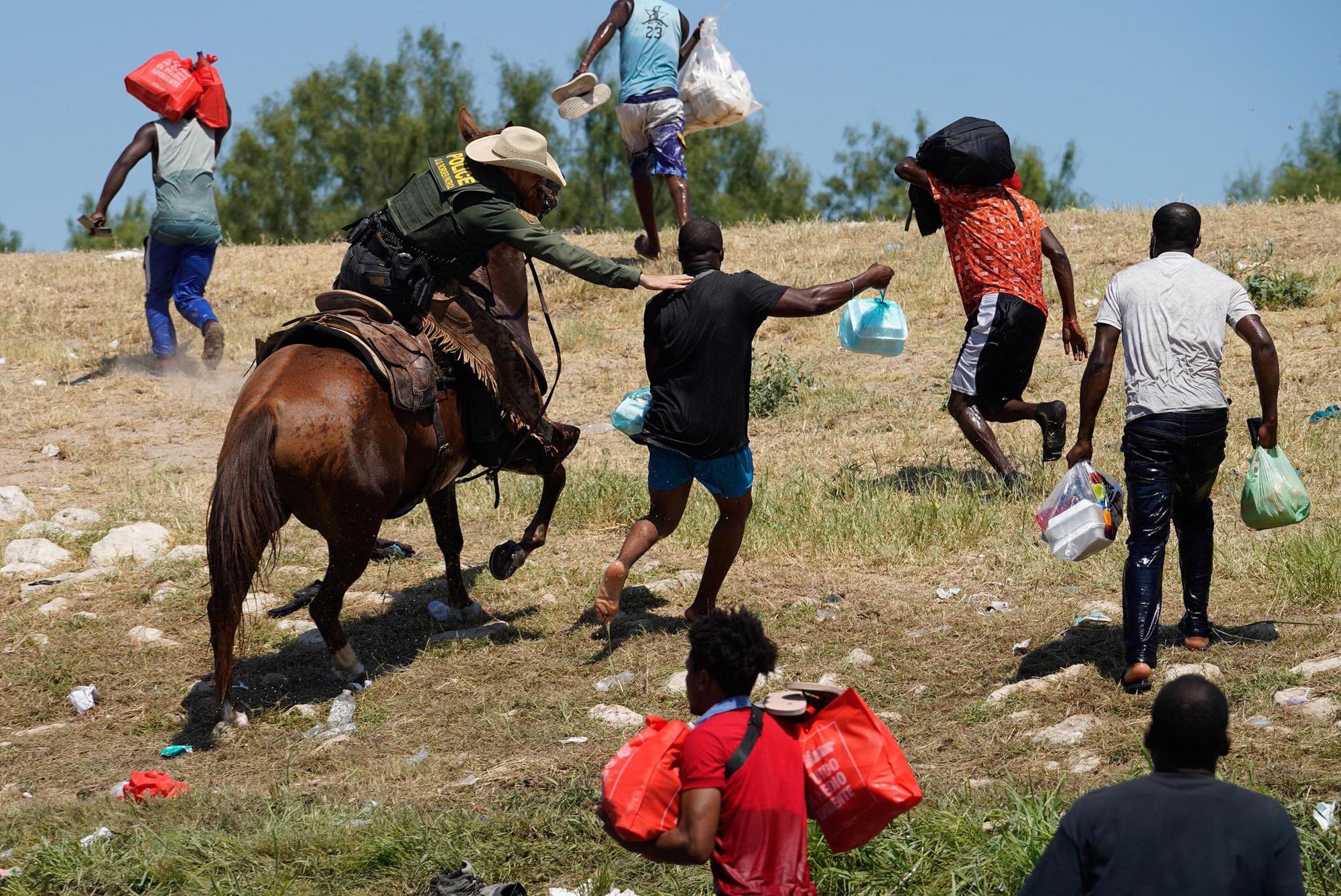États-Unis : Des gardes-frontières choquent en repoussant des migrants