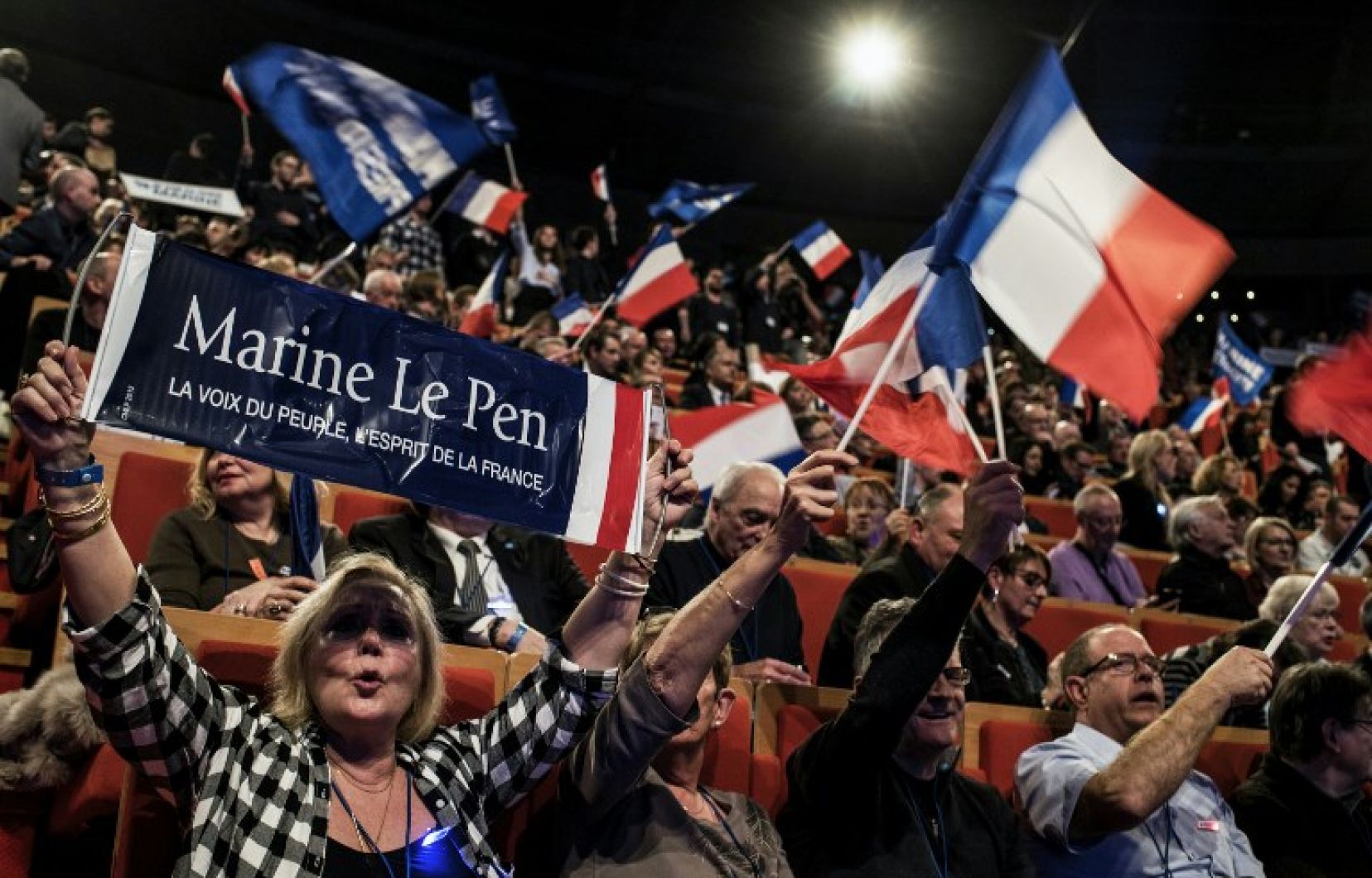 Immigration : Quand le parti Les Républicains fait du copier-coller de Marine Le Pen