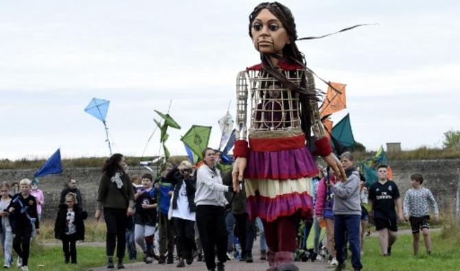 La marionnette Amal, porte-voix des enfants en exil, dans les pas des migrants à Calais