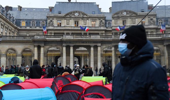 Deux cents migrants sans-abri, se disant mineurs, protestent en campant au coeur de Paris