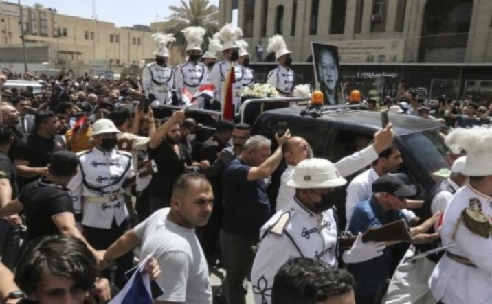 Hué, le Premier ministre d'Irak quitte les obsèques d'un poète engagé