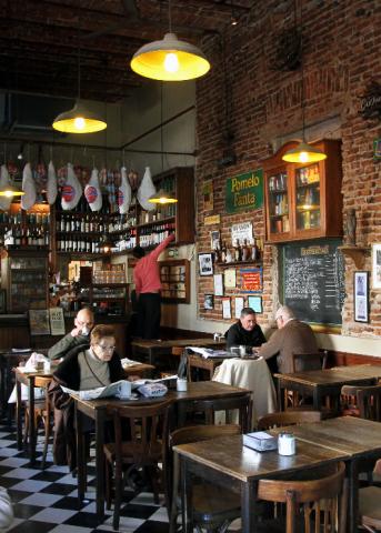 Restaurants et cafés rouvrent leurs salles en France
