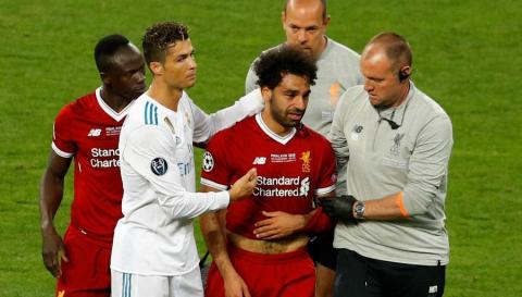 Inconsolable, Mohamed Salah est raccompagné par un Cristiano Ronaldo, dont la sollicitude ne peut pas être mise en doute après sa propre douloureuse expérience en finale de l’Euro 2016. ©Reuters