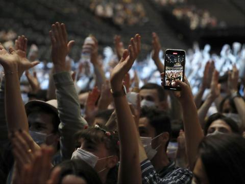 Masqués mais heureux : foule à Bercy pour un concert-test d’Indochine