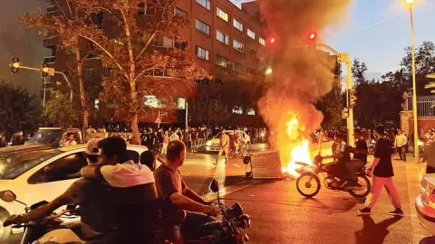 Iran : la colère contre le voile enflamme la jeunesse