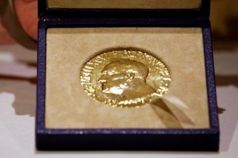 La médaille du Nobel russe vendue plus de 100 millions de dollars, pour les enfants ukrainiens