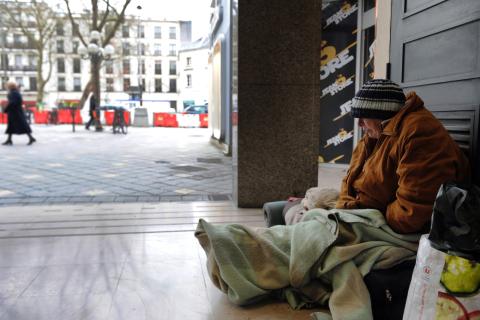 Le transfert de sans-abri de Paris vers les régions suscite des interrogations