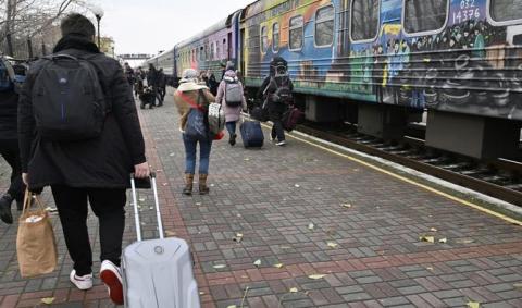 «Enfin libres!» : des familles réunies à la réouverture de la gare de Kherson