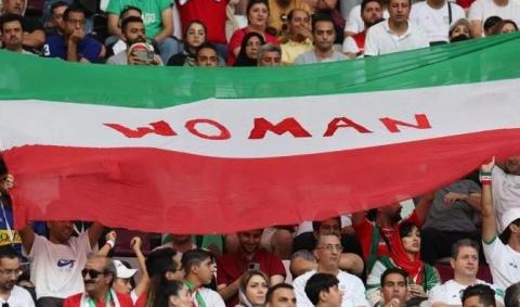 Les Iraniens célèbrent ... leur défaite contre l’Angleterre, la colère contre le régime s’intensifie