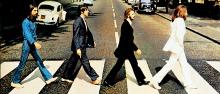 Les Beatles traversant la mythique Abbey Road