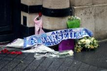 Rue des Saint-Pères à Paris : fleurs et écharpe de l'OM en hommage à Bernard Tapie