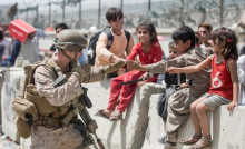 L'armée US montre ses militaires prenant soin d'enfants afghans