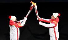 La flamme olympique illumine le stade des JO-2022 à Pékin