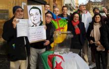 Des membres du Collectif "Debout l'Algérie Lorraine" près du consulat algérien de Metz