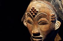 Masque anthropomorphe Okuyi, population Punu (Gabon), début du XXe siècle, œuvre africaine de la collection du musée du quai Branly – Jacques Chirac, à Paris