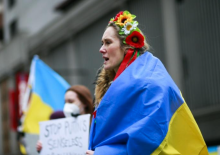 A travers le monde, la solidarité avec l'Ukraine se manifeste dans la rue