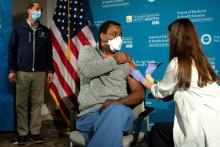 le maire de New York impose la vaccination obligatoire pour tout le secteur privé