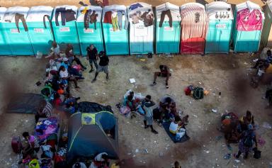 Plus de 10 000 migrants campent sous un pont au sud des États-Unis