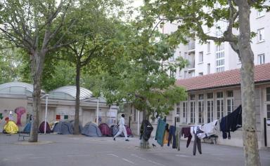Dans une école désaffectée de Paris, l'attente de jeunes migrants