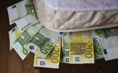 Avec la guerre en Ukraine, retour des économies en espèces ("sous le matelas")