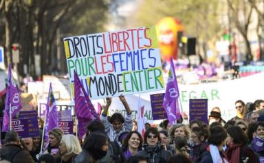 8 mars 2022 : Les femmes manifestent pour leurs droits, le regard tourné vers l'Ukraine