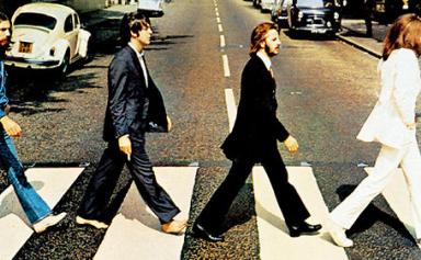 Les Beatles traversant la mythique Abbey Road