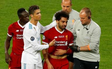 Inconsolable, Mohamed Salah est raccompagné par un Cristiano Ronaldo, dont la sollicitude ne peut pas être mise en doute après sa propre douloureuse expérience en finale de l’Euro 2016. ©Reuters
