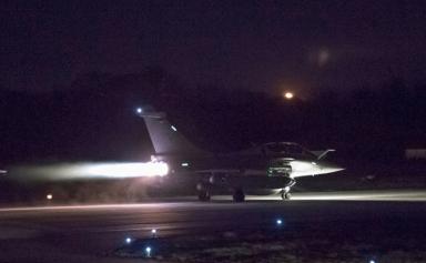 Un avion de chasse français s'apprête à décoller dans le cadre de l'opération conjointe avec les États-Unis et le Royaume-Uni pour frapper la Syrie (Reuters)