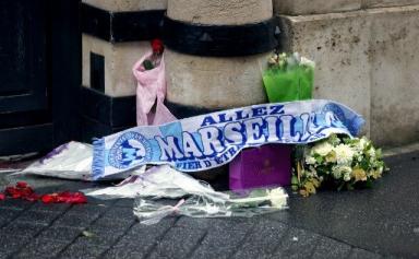 Rue des Saint-Pères à Paris : fleurs et écharpe de l'OM en hommage à Bernard Tapie