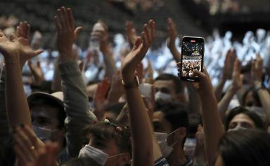 Masqués mais heureux : foule à Bercy pour un concert-test d’Indochine