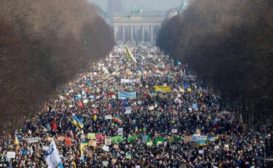 En Europe, une marée jaune et bleue de soutien à l'Ukraine