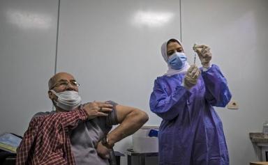 Les Égyptiens doivent se faire vacciner, sinon ils n’auront plus droit aux services publics