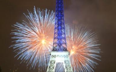 Tout un symbole : La Tour Eiffel rouvre après huit mois de fermeture