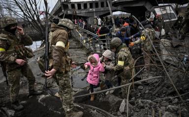 Ukraine : un mois après une entrée russe ratée, vers une guerre d'usure?
