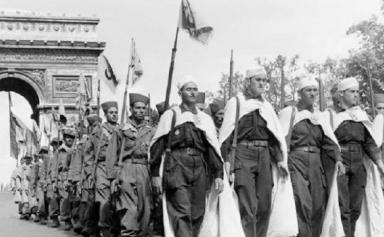 Les Harkis défilent sous l'Arc de Triomphe en 1957