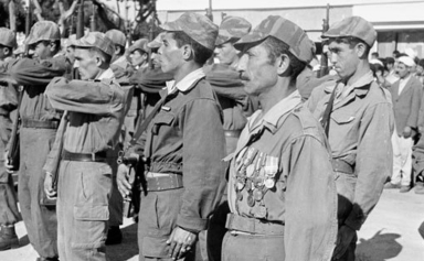 Guerre d'Algérie : la France reconnaît "les conditions indignes" de l'accueil des harkis et indemnisera financièrement 50 000 d'entre eux