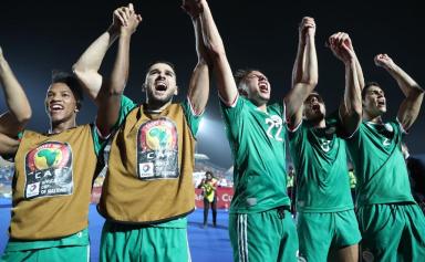 Les joueurs algériens heureux après leur qualification aux tirs au but pour les demi-finales de la CAN aux dépens de la Côte d'Ivoire, le 11 juillet 2019 à Suez AFP / fadel senna