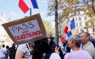 Covid-19 : la mobilisation des opposants passe et s'estompe en France