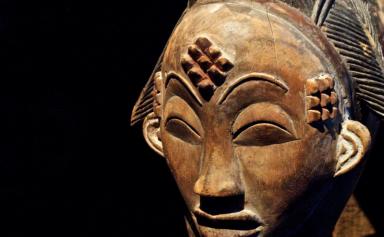 Masque anthropomorphe Okuyi, population Punu (Gabon), début du XXe siècle, œuvre africaine de la collection du musée du quai Branly – Jacques Chirac, à Paris
