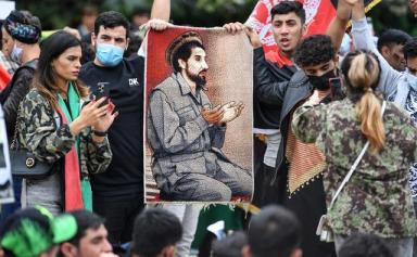 Des Afghans défient les talibans, le fils de Massoud appelle à la résistance