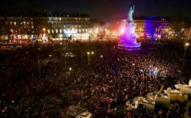 Près de 20.000 personnes étaient réunies ce mardi soir place de la République à Paris.