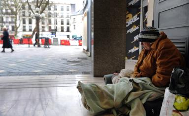 Le transfert de sans-abri de Paris vers les régions suscite des interrogations