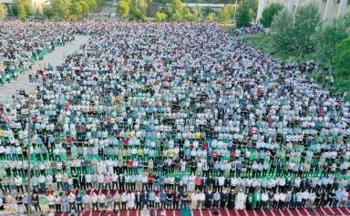 Cette vue aérienne montre des musulmans albanais qui assistent à la prière de l'Aïd Al-Adha sur la place Skenderbej, à Tirana, le 20 juillet 2021. (Photo, AFP)
