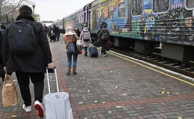 «Enfin libres!» : des familles réunies à la réouverture de la gare de Kherson