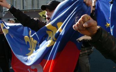 La menace de l'ultra-droite s'invite dans le débat en France
