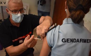 La France vaccine ses gendarmes et incite ses policiers à le faire