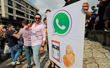 Des manifestants libanais brandissent des pancartes lors d'une manifestation.